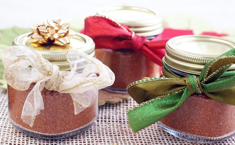 5 Reasons Why Homemade Taco Seasoning is a Terrific Last Minute Gift Idea. Get the Homemade Taco Seasoning recipe at This Mama Cooks! On a Diet