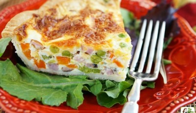 This Quick & Easy Quiche recipe can be made with leftovers or for parties. Click to get this easy dinner, brunch, breakfast or brinner recipe. Can be made vegetarian or gluten free.